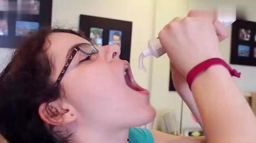 女孩爆料吃牙膏视频,牙膏变美食？女孩直播挑战吃牙膏引发网友热议